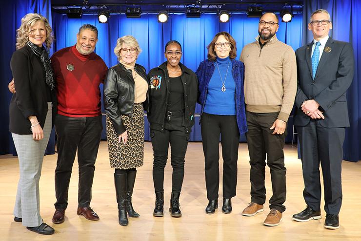 Group photo with panel members 和 contest winner on Kresge Hall stage